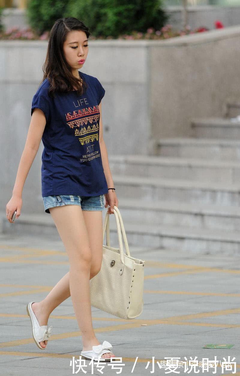 路人街拍,可爱小姐姐穿热裤,大长腿白皙水嫩,散发迷人魅力!!