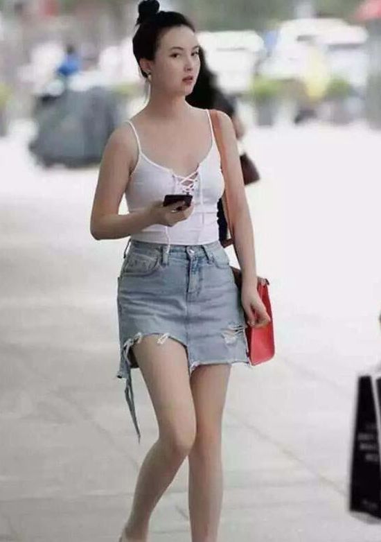 街拍：牛仔裙小姐姐, 身材苗条，修长美腿，看起来性感火辣！