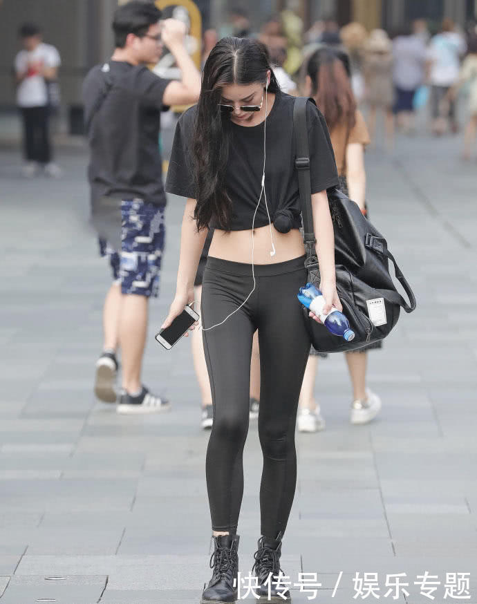 高挑的黑色紧身裤小美女，紧致苗条身材让人眼前一亮，黑色衣服皮