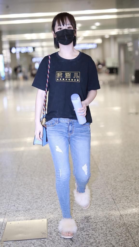 杨紫分手后首次现身就穿上这件衣服，网友直呼发展太快了吧！