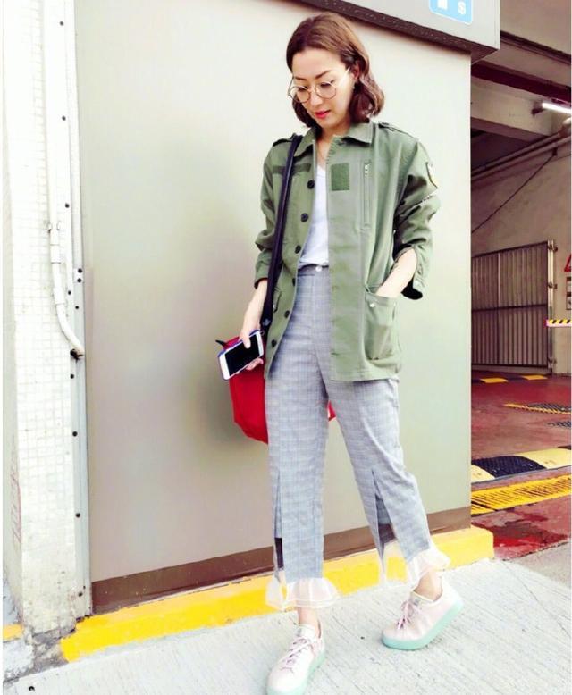 46岁郑秀文解锁新时尚，外套只穿一半 鞋子不同色，网友：就服你