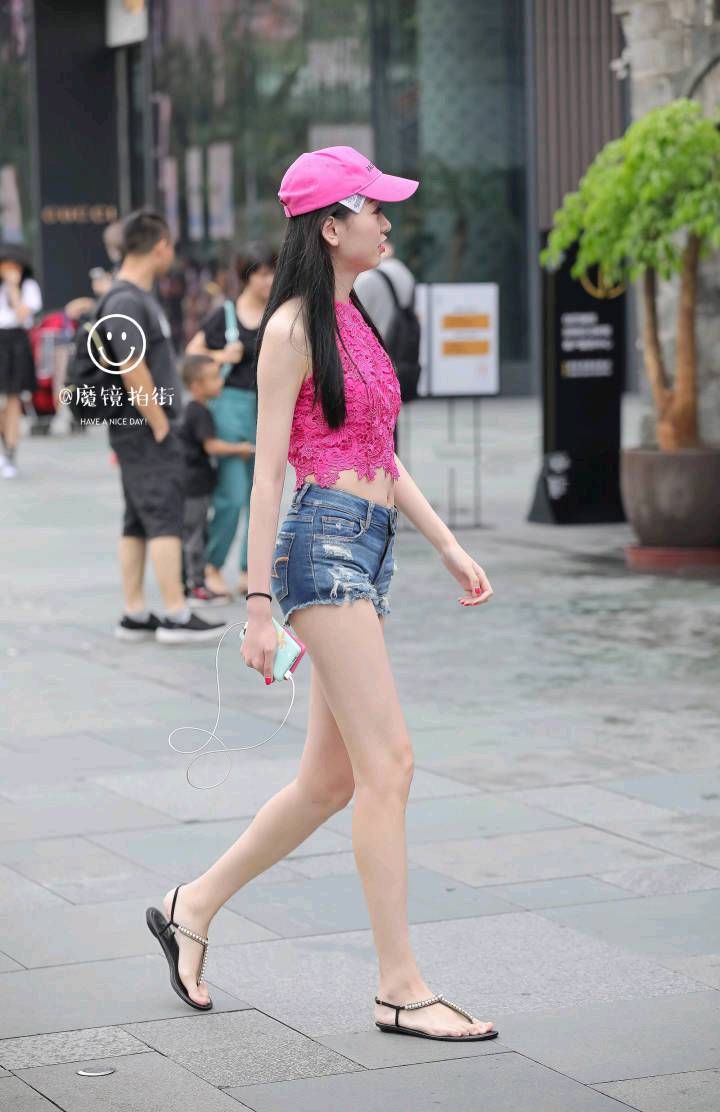 街拍，时尚圈掀起的“蕾丝热”，造型不够，蕾丝来凑!