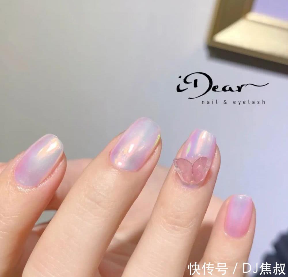  『闺蜜』做一次极光色美甲吧！闺蜜吵着让我陪她去做