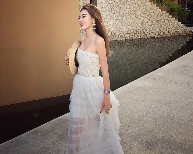 白色抹胸连衣裙，气质中带着几分温婉还带着几分小妩媚的气质