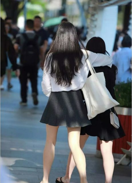 路人街拍：穿白衬衫的小姐姐好美丽，撩发的动作更是迷人