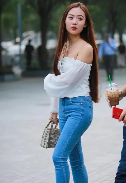 一百五十斤的的身体却拥有八十斤的脸，小姐姐这只能说是丰满