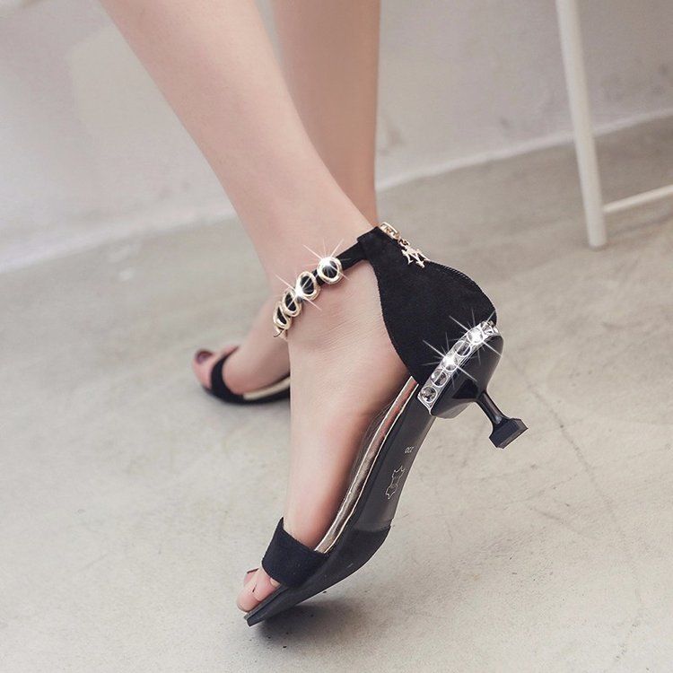 37岁的小姨穿这样的一字扣凉鞋，简直美爆了，女神范十足啊