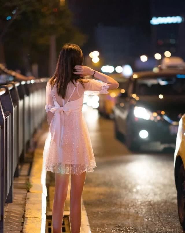#时尚#街拍,高跟鞋搭配职业装展示成熟女性的独特魅力