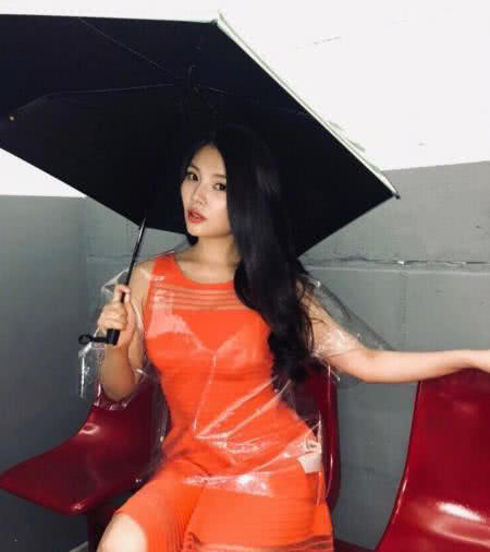 徐冬冬胆真大，穿透明雨衣大秀S曲线，网友：根本看不够！