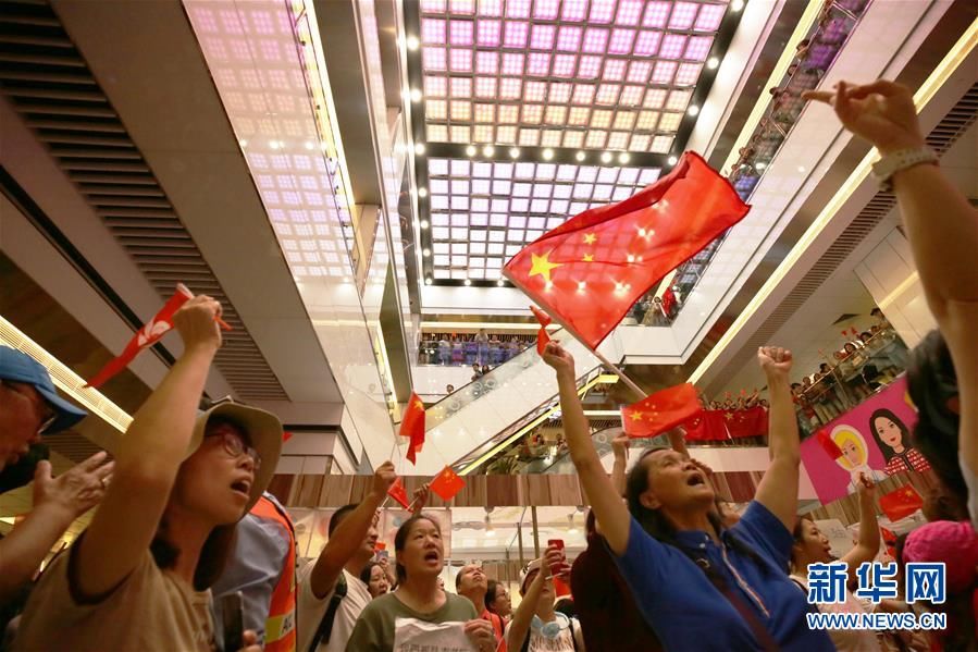  市民■香港市民合唱国歌声援被袭教师