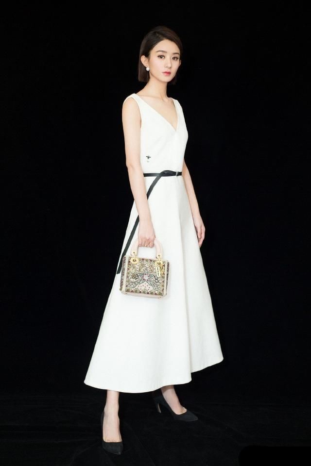 31岁赵丽颖如今私服衣品开挂,连衣裙穿出新花样,竟变得如此时髦