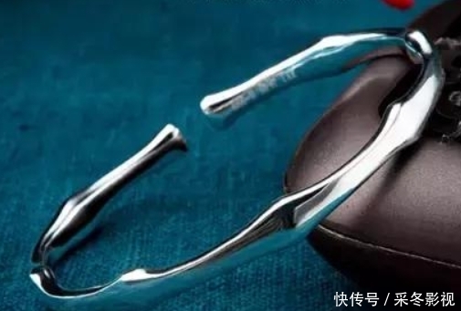 右手@银手镯戴左手好还是右手好?其中大有讲究,别再不当回事