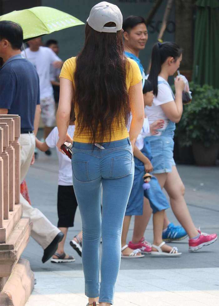 街拍: 紧身牛仔裤的魅力姐姐,勾勒出好身材