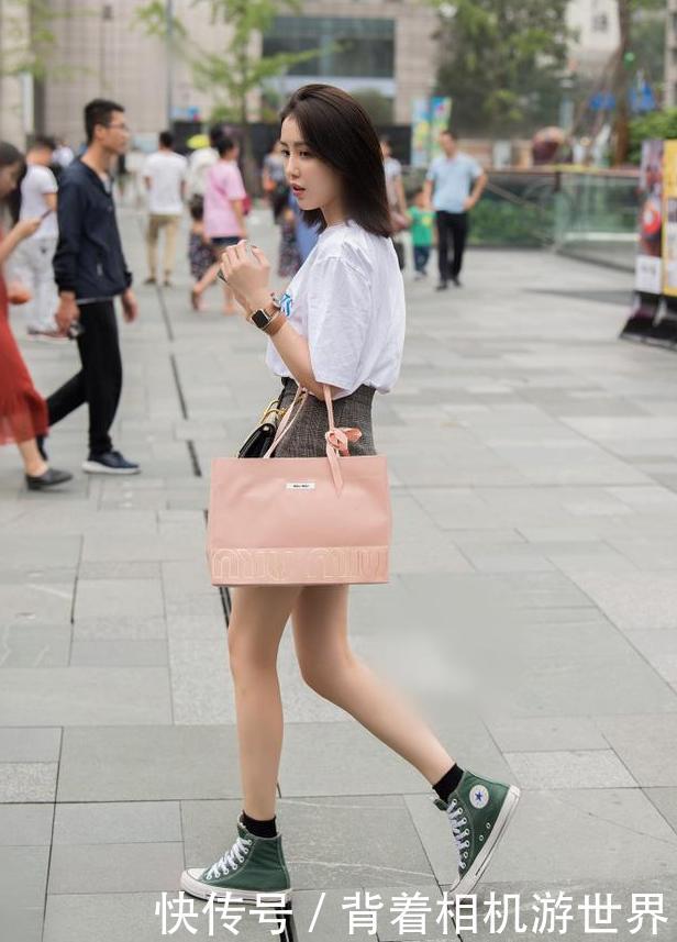 街拍：小姐姐露脐上衣搭配修身牛仔裤，纤细的小蛮腰令人羡慕不已