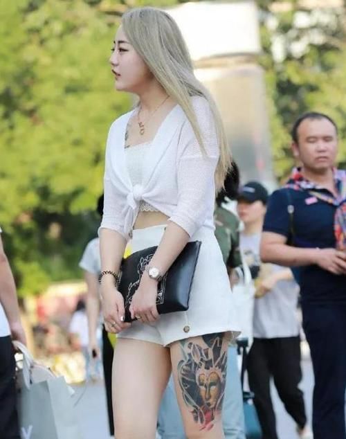 『美女』街拍:皮肤白皙的美女,一条白色的连衣裙,时尚气质迷人