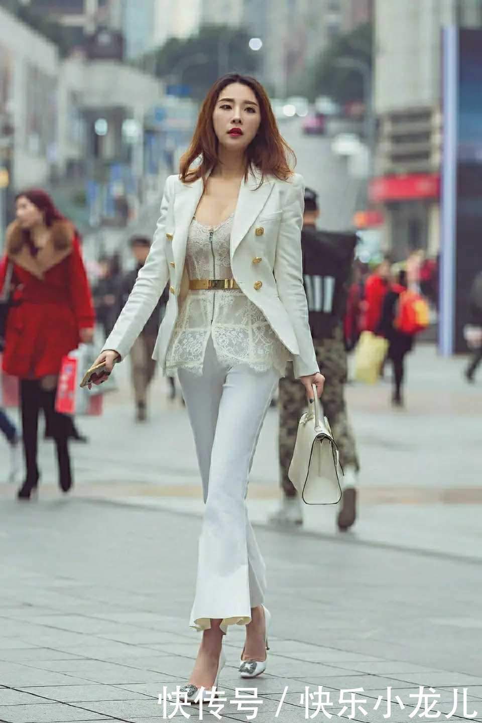 小姐姐|街拍:小姐姐白色紧身套装,美丽大方不失优雅