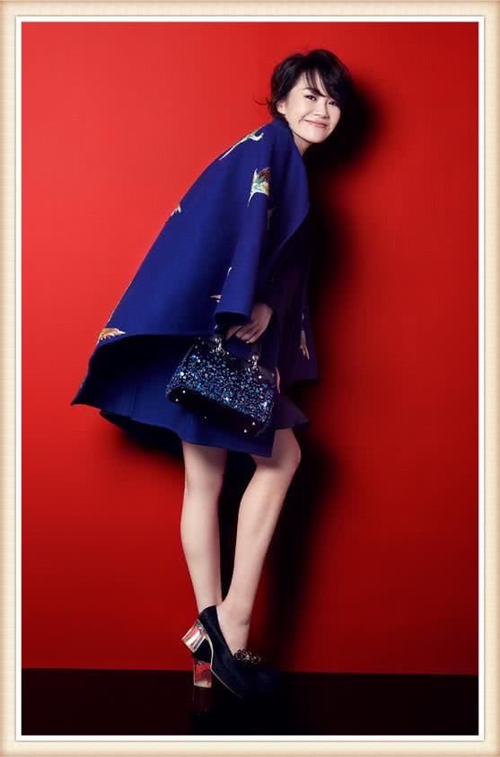 许晴太大胆了！全身上下只穿一件西装，网友：这让彭于晏情何以堪