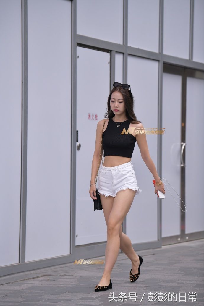 路人街拍，黑白搭配的小姐姐，越紧身越性感