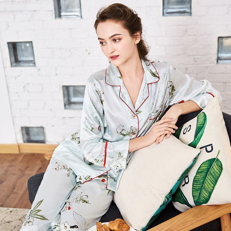 纯棉睡衣早应该扔了，瞧瞧现在流行的真丝睡衣，款款洋气又不贵