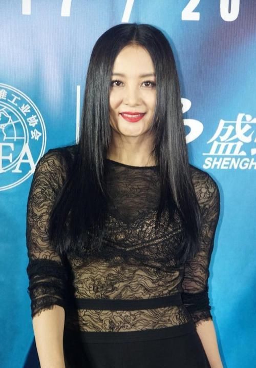  #连体#陶红真敢穿，性感的红唇搭配上率性飒气的连体裤，真是太惊艳了！