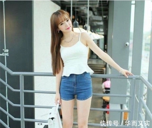  小美女|街拍：小美女身穿白色吊带配短裤，秀出纤细长腿，媚而不俗