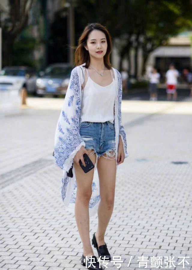 『流行』路人街拍:短裤这样穿才流行,有肉的女生穿更美