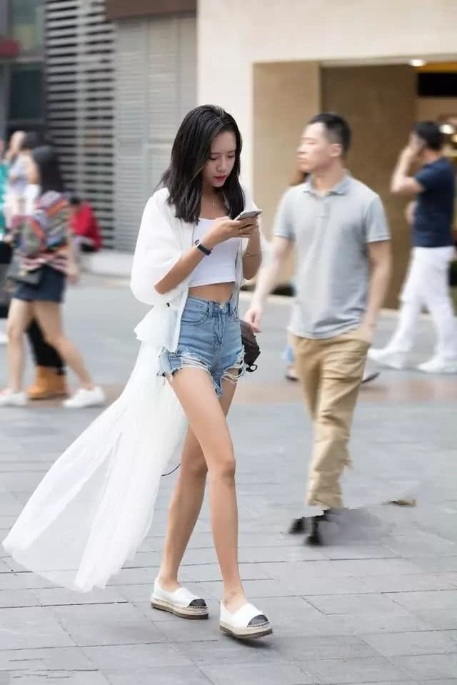 街拍:清爽飘逸灵动的小姐姐,外表上青春靓丽有活力!