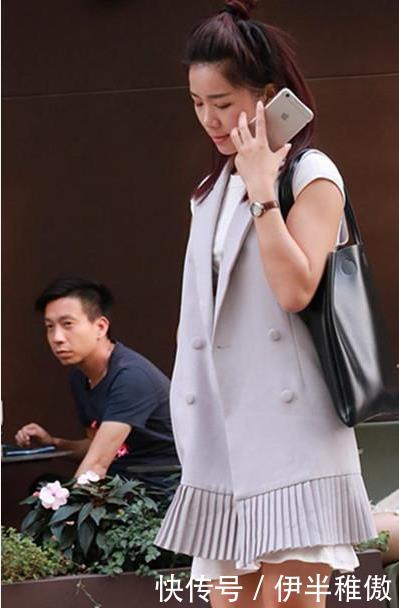 【 毛绒】气质典雅的辣妈，时髦的毛绒上衣，高贵又气质，街拍：面带微笑