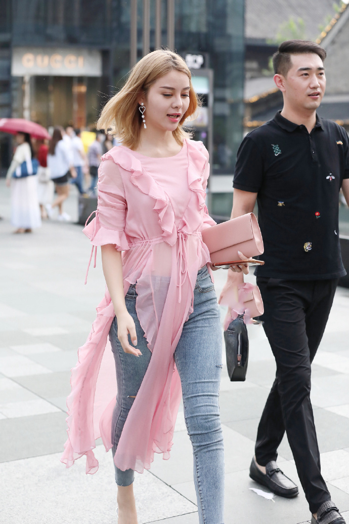 『 辣妈』成熟显身材，这衣服真有特色，牛仔紧身辣妈