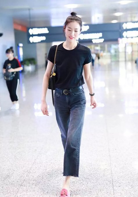 刘雯穿半透明吊带连衣裙露出内衣，网友:谁说刘雯不适合玩性感?