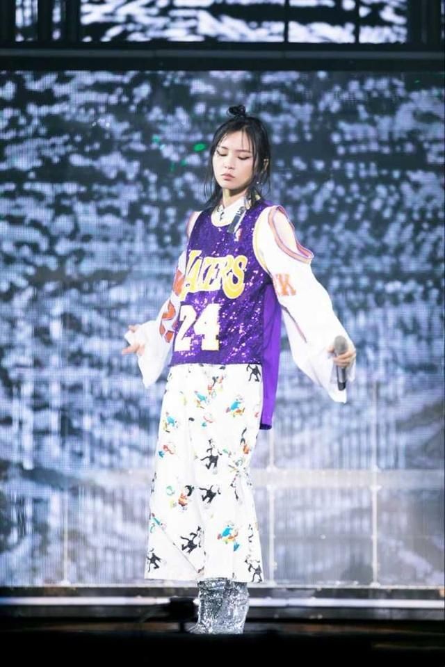 周笔畅的时尚一直难懂，金属夹子配“胡须”，上演现实版唐僧？