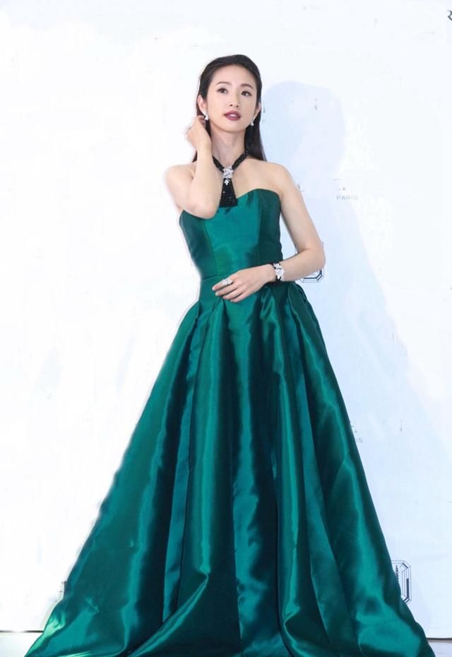林依晨穿墨绿色长裙竟输给许晴？网友：还不是大浓妆惹的祸