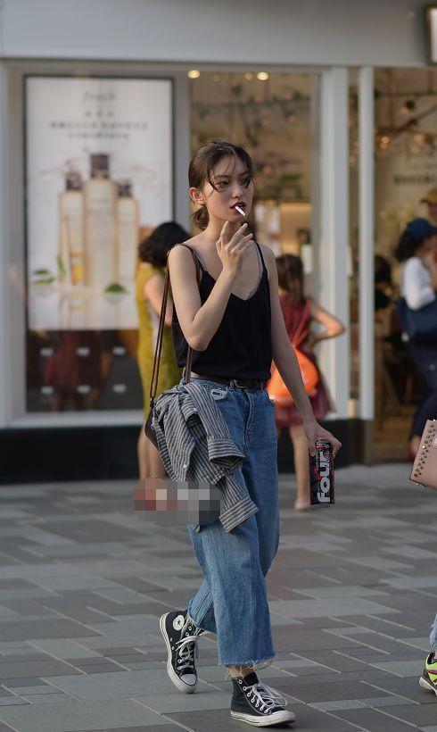 街拍：美女穿镂空吊带上阵，露出性感的肚脐眼，彰显青春活泼！