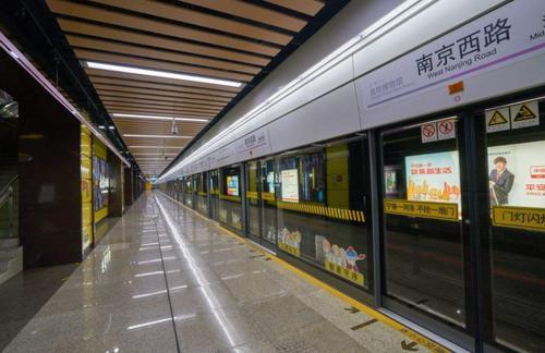 英国人嫌自家地铁旧，日本地铁太安静，中国地铁却得这种评价