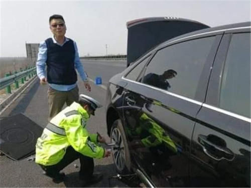  扣12分■高速车道换备胎被扣12分？交警教给你这么做，不扣分也