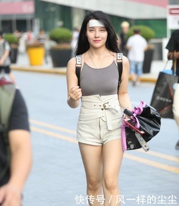  微胖■路人街拍微胖女孩也可以穿裸色，搭配对了就很时髦