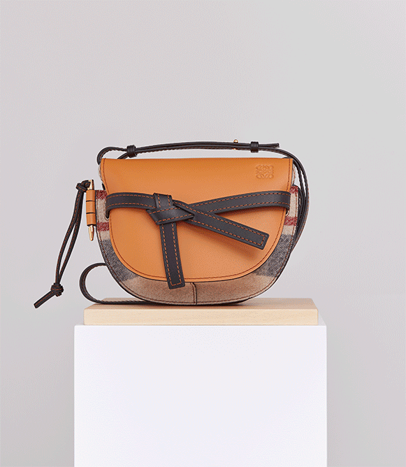 背同款包包出行，刘雯随性奚梦瑶酷帅，穿红裙的蔡依林居然有点甜