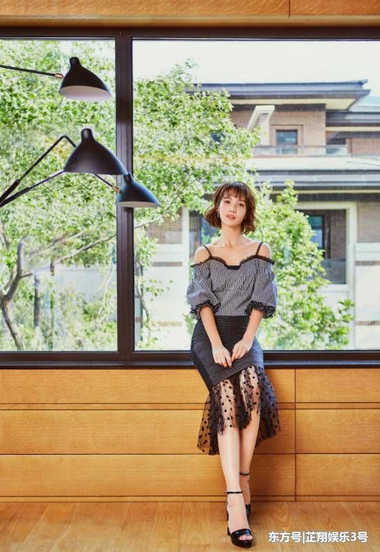 真佩服金晨!素颜现机场“炫腹”，不料因搭错裤子秒变小粗腿