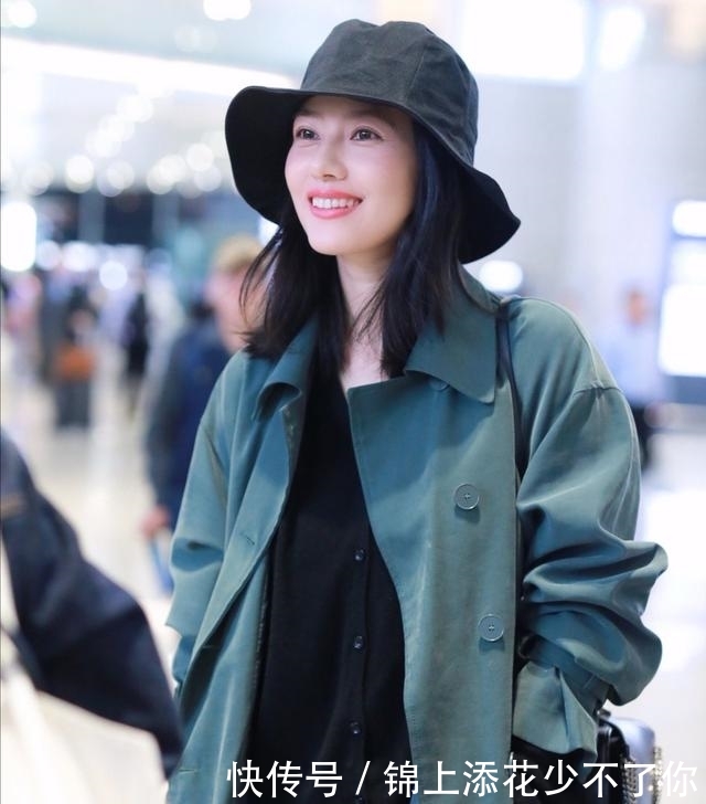 气质■高圆圆的小女人穿搭,深色大衣超显气质,轻松迷倒小五岁老公