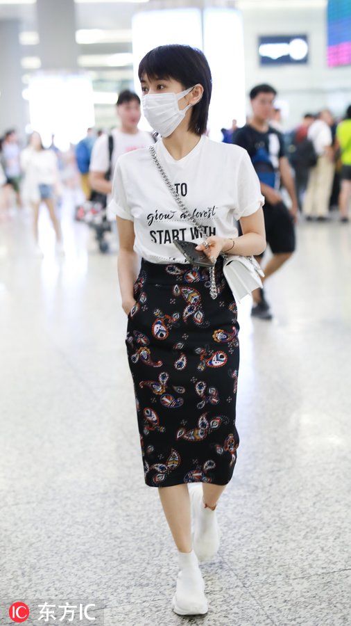 王子文穿上包臀裙大秀玲珑好身材，娇小不失凹凸有致