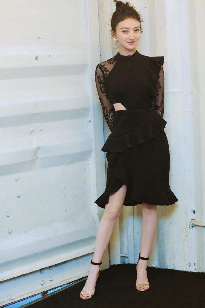 景甜穿深V领连体裤耍酷, 网友: 我只关心她穿这样怎么上厕所