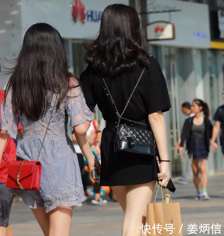 路人街拍，有身材有颜值的小姐姐穿裙子最好看，男人都想娶回家