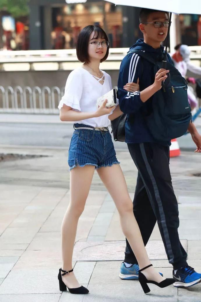 街拍美女:难得一见的清纯长腿学生妹