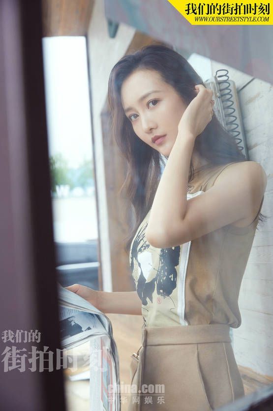 王鸥最新时尚街拍 街头小憩享受夏日午后