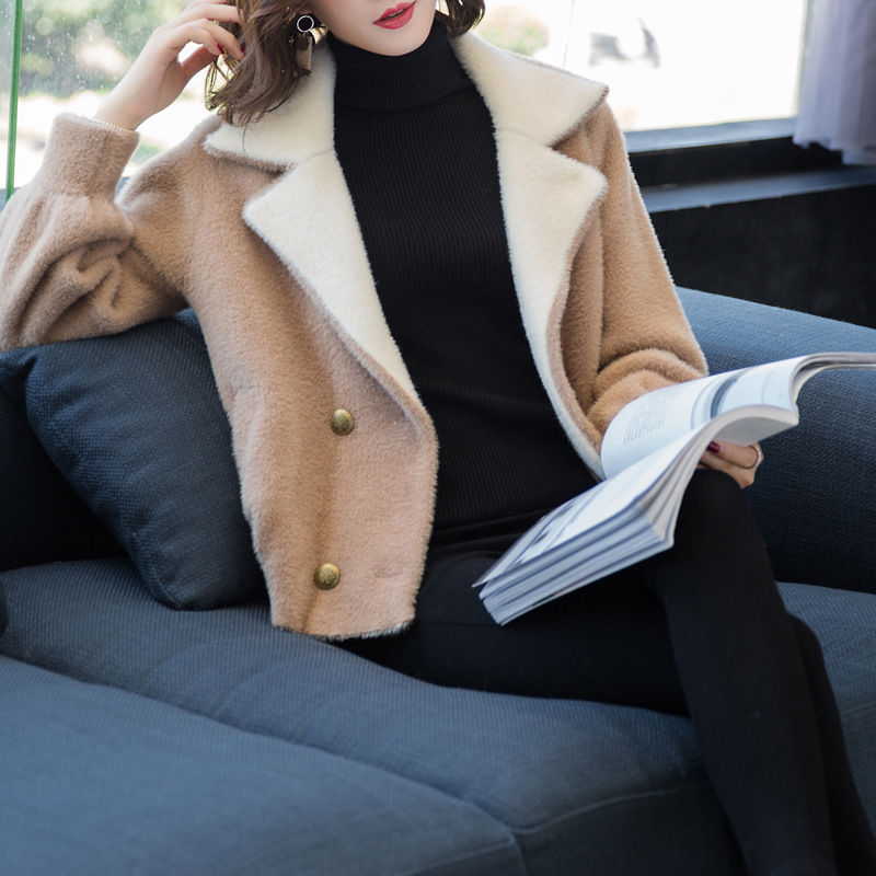 70后女人，穿这针织衫+黑裤子，年轻貌美特吸睛，女人味十足