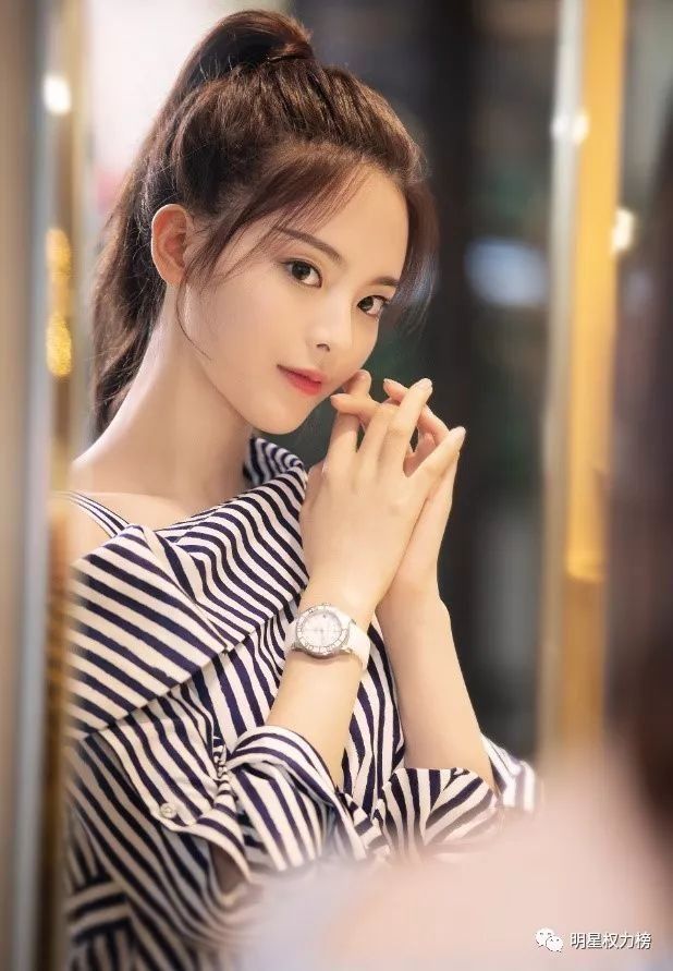 易烊千玺时尚画报优雅浪漫 杨幂演绎复古穿搭时髦爆表 许魏洲杂志