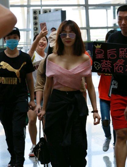 37岁舞娘蔡依林现身机场,再现超大胆着装,上衣就两根布条