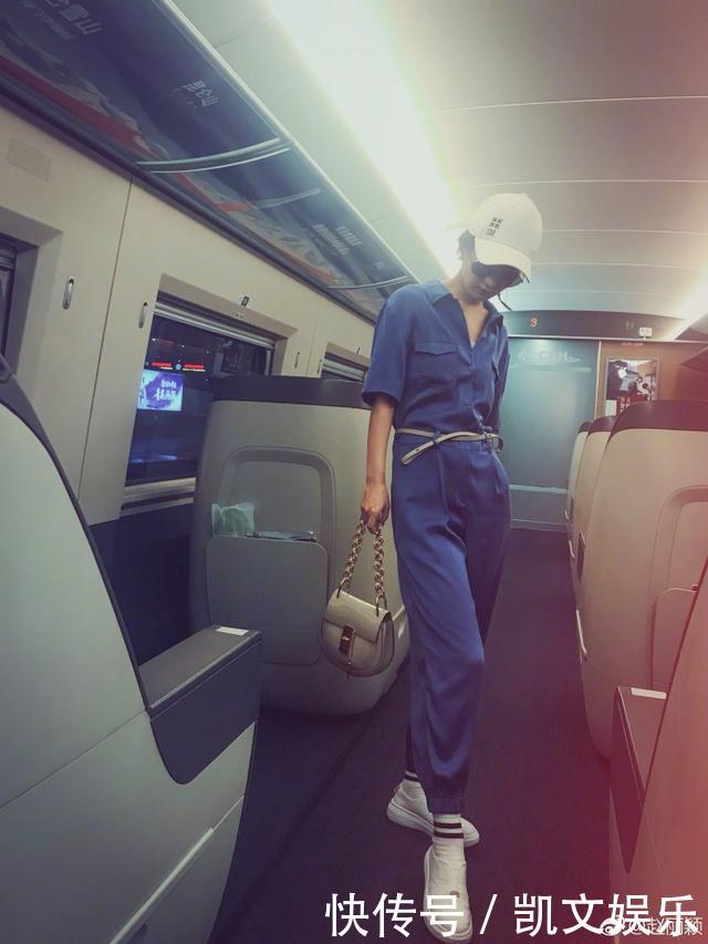 赵丽颖好好疼自己，穿舒适平底鞋，不再穿大码的高跟鞋了！