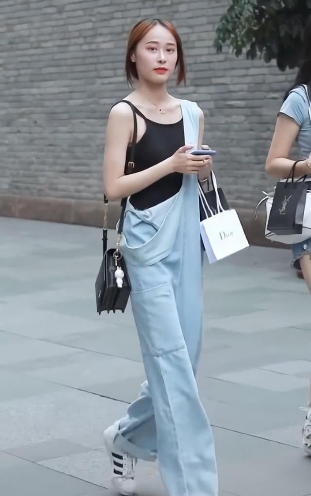  凸显：小姐姐的身材匀称凸显韵味，走路时撩头发的姿势的确迷人