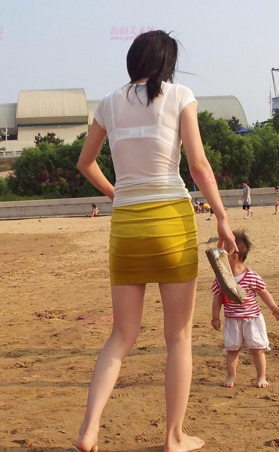 性感辣妈透视装包臀裙身材迷人惹火, 为孩子屁股湿透了尴尬也开心